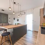 Luxury - La 3 & 4 *