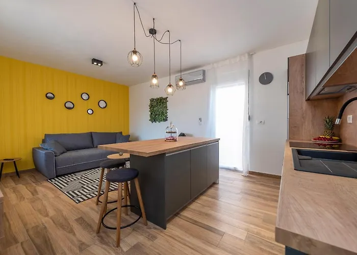 Luxury - La 3 & 4 * 비르