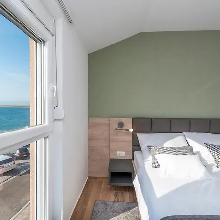 Luxury - La 3 & 4 *